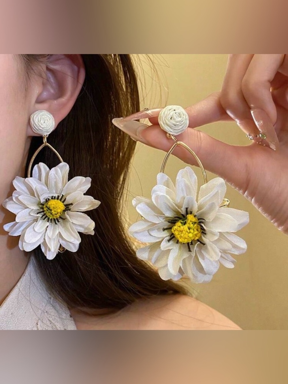 NWT White Daisy Drop Earrings with Gold Hoop - Floral Statement Jewelry
